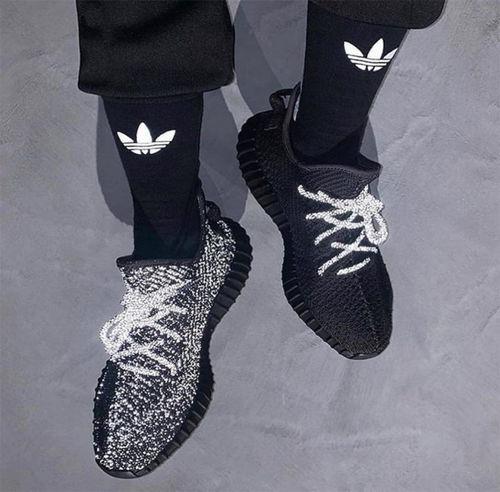 Yeezy蜜桃满天星：探索这款独特鞋款的设计灵感与市场反响